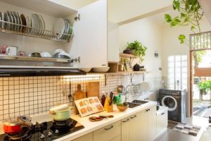 6 Tips Memilih Rak Dapur yang Tepat dan Agar Dapur Tampak Rapi