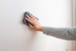 Tips Cara Membersihkan Dinding Putih Yang Aman dan Tepat