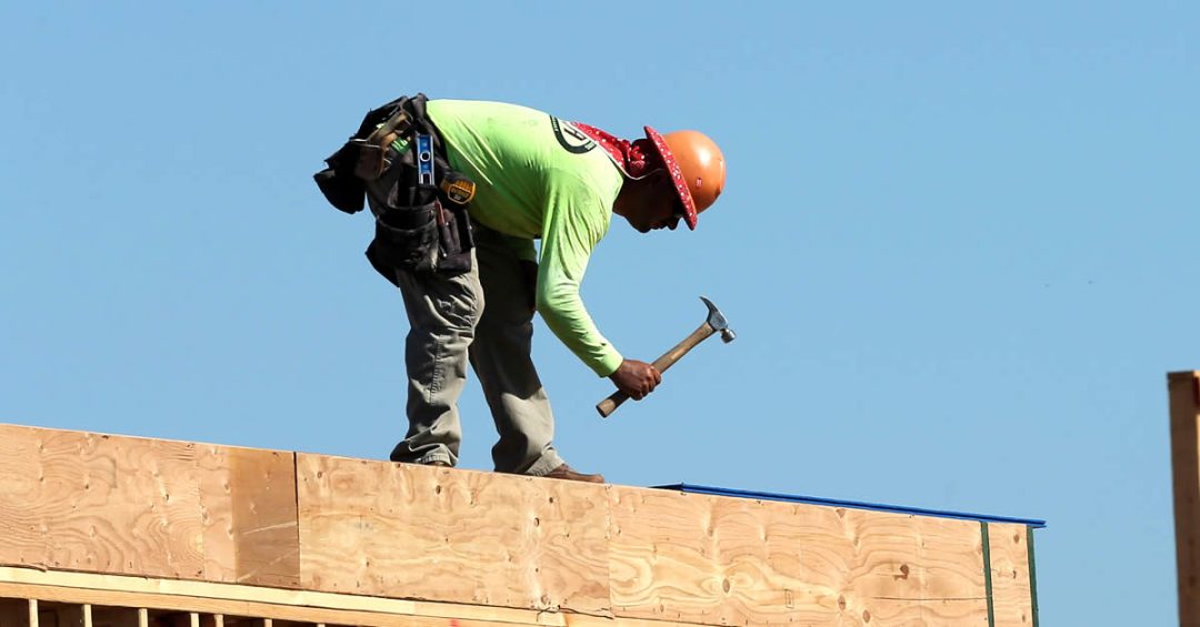 Upah Tukang Harian Renovasi Rumah 2026 per Hari: Kisaran Harga dan Simulasi Biaya